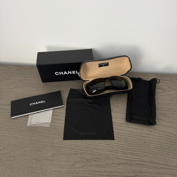 CHANEL Black Sunglasses with Mother of Pearl Logo - Picture 1 of 14